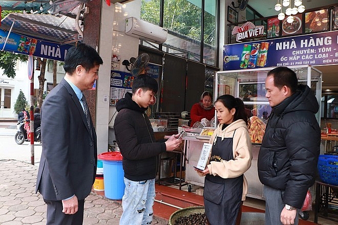 Hà Nội: Gắn biển “Tuyến phố văn minh thương mại – thanh toán không dùng tiền mặt và đảm bảo an toàn thực phẩm” quanh Phủ Tây Hồ