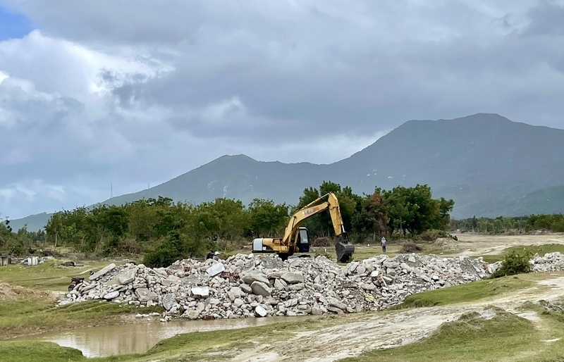 Ninh Hòa (Khánh Hòa): Công ty Lâm Thăng Long dùng chất thải rắn để san lấp mặt bằng trái phép, trái quy định