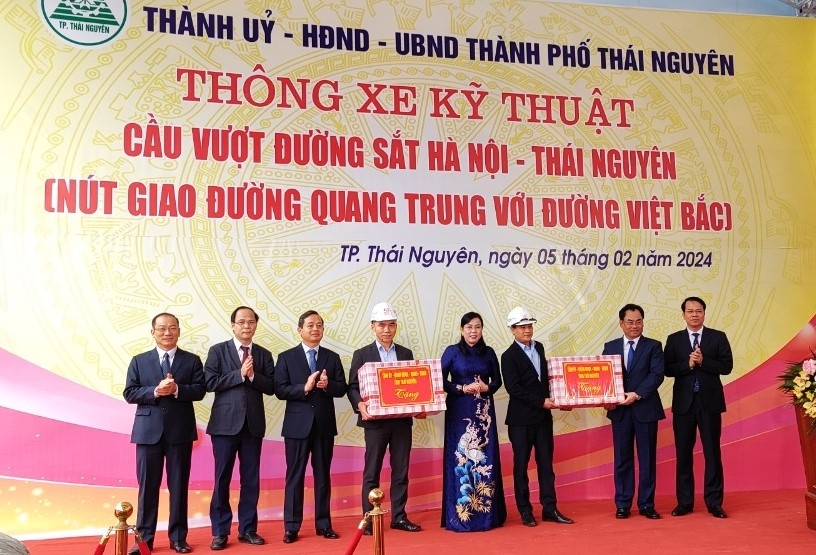 Thông xe kỹ thuật cầu vượt đường sắt Hà Nội - Thái Nguyên