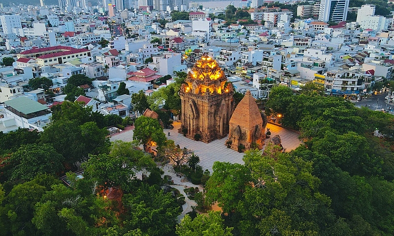 Khu di tích Tháp Bà Ponagar mở cửa đón khách suốt đêm giao thừa