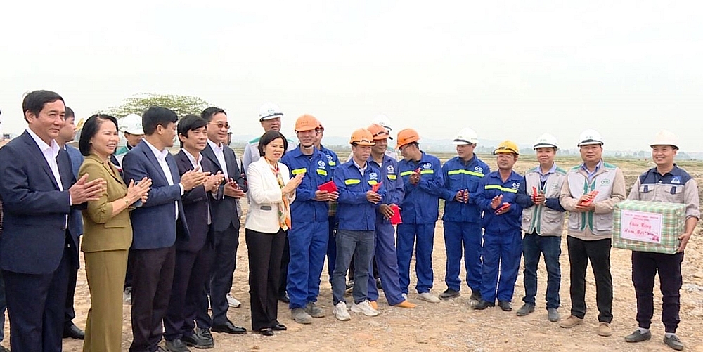 Bắc Ninh: Chủ tịch UBND tỉnh thăm, động viên công nhân đang làm việc tại các tuyến giao thông trọng điểm