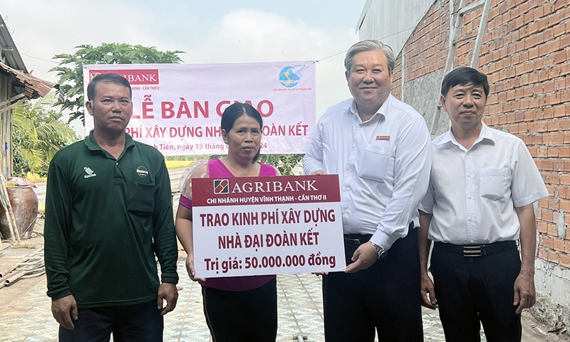 Agribank Chi nhánh Cần Thơ II hỗ trợ kinh phí xây dựng nhà đại đoàn kết cho gia đình có hoàn cảnh khó khăn