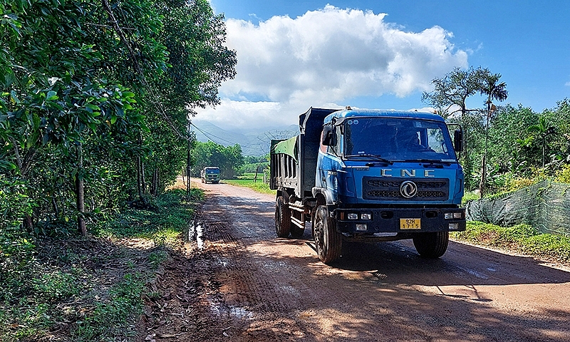 Hàng chục xe tải nối đuôi từ mỏ đất Đại Sơn khiến người dân bức xúc, xe qua cân nhưng không cân tải trọng