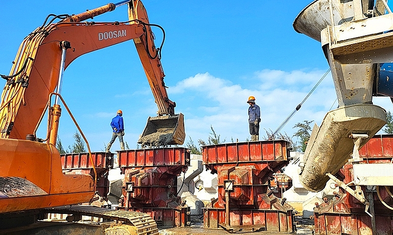 Quảng Ngãi: Khẩn trương hoàn thành hàng nghìn khối Accropode “khủng” phục vụ thi công Đê chắn sóng