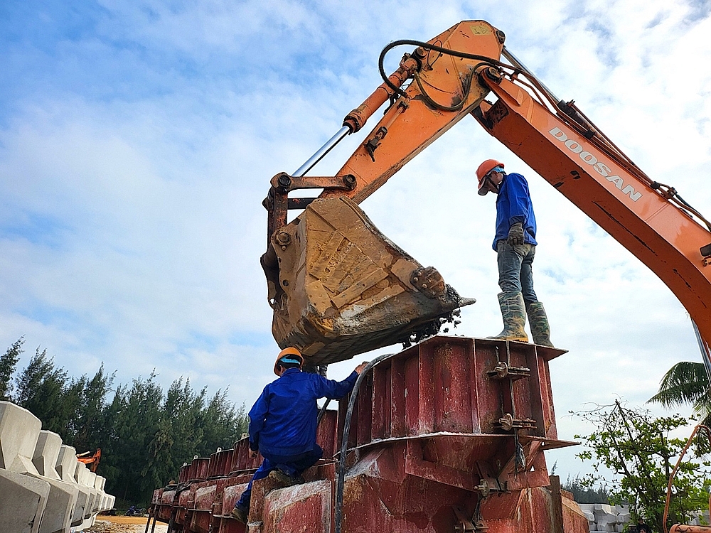 Quảng Ngãi: Khẩn trương hoàn thành hàng nghìn khối Accropode “khủng” phục vụ thi công Đê chắn sóng