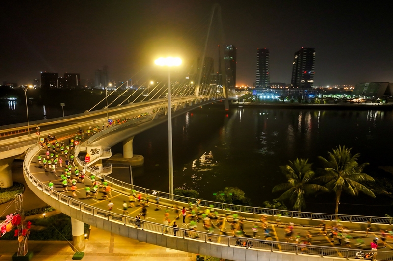 Những bóng hồng rạng rỡ trên cung đường ánh sáng của VPBank VnExpress Marathon Ho Chi Minh City Midnight