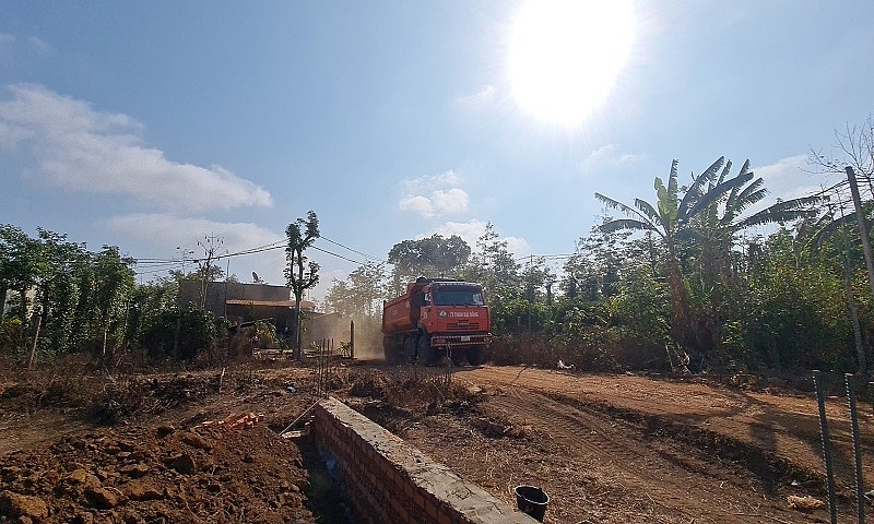 Vụ việc “Bám đuôi dàn xe chở đất cao tốc đi san lấp mặt bằng cho dân” tại Đắk Lắk: Nhà thầu thỏa thuận đổ 132.000m3 đất