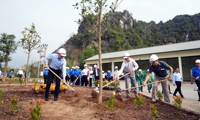 Hải Phòng: Phát động trồng 800 cây xanh tại Khu liên hợp xử lý chất thải rắn Gia Minh