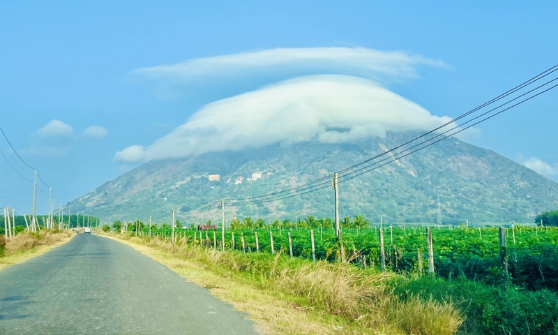 2 ngày liên tiếp xuất hiện mũ mây trên núi Bà Đen, mùa săn mây tại Tây Ninh năm nay đến sớm