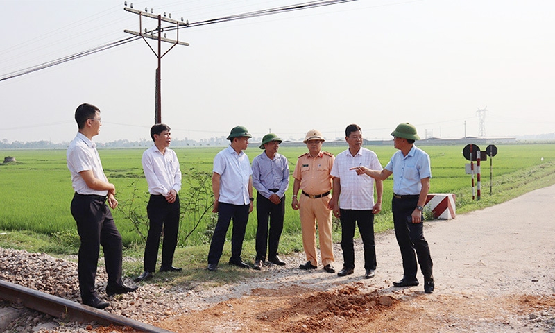 Hà Tĩnh: Cần có biện pháp giải tỏa, chống lấn chiếm hành lang, thu hẹp, xóa bỏ lối đi tự mở ngang qua đường sắt