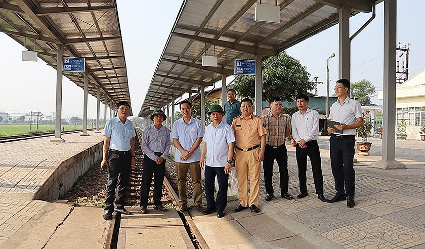 Hà Tĩnh: Cần có biện pháp giải tỏa, chống lấn chiếm hành lang, thu hẹp, xóa bỏ lối đi tự mở ngang qua đường sắt