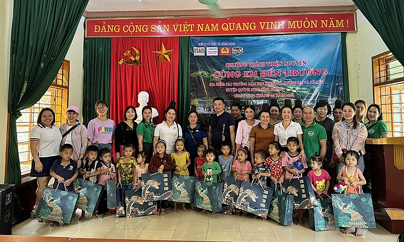 Tạp chí Thông tin và Phát triển cùng CLB TTC tiếp sức đến trường cho trẻ em huyện Quỳnh Nhai
