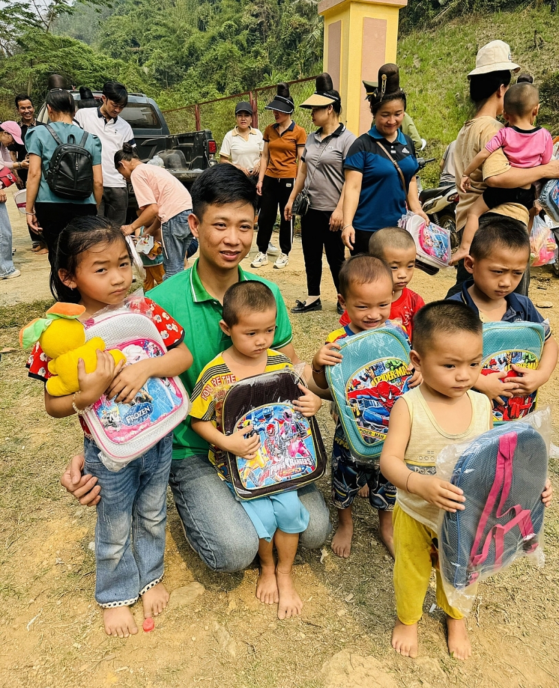 Tạp chí Thông tin và Phát triển cùng CLB TTC tiếp sức đến trường cho trẻ em huyện Quỳnh Nhai