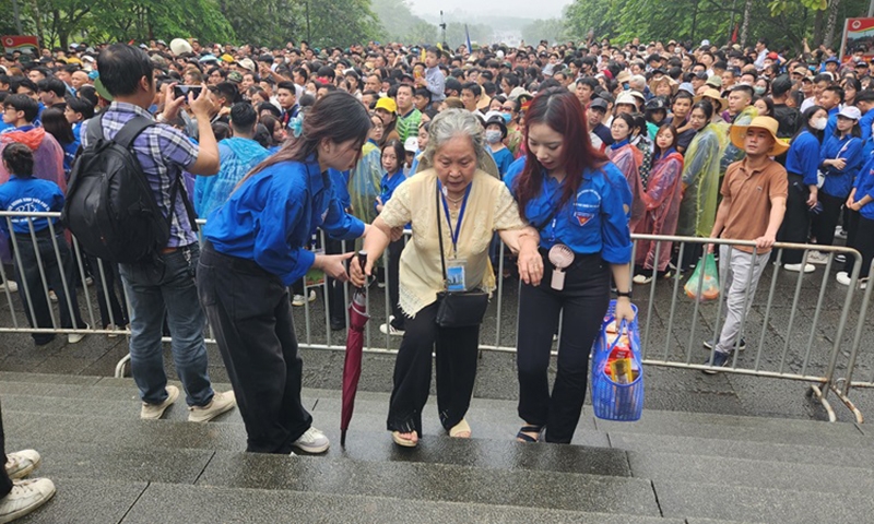 Phú Thọ: "Biển người" hành hương về Đền Hùng ngày chính hội