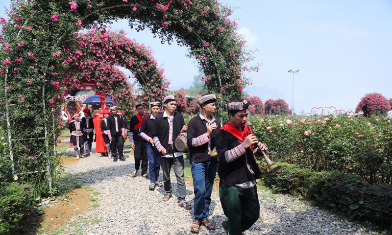 Thưởng hoa, xem đám cưới các dân tộc tại Lễ hội Hoa hồng Fansipan, Sa Pa dịp 30/4