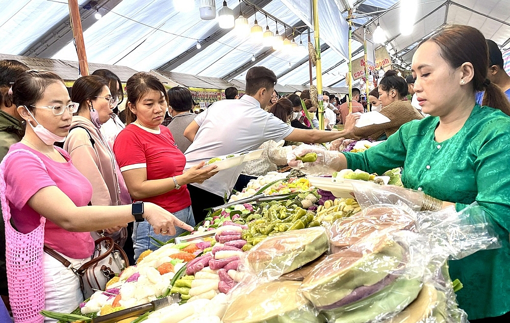 Lễ hội Bánh dân gian Nam bộ lần thứ XI năm 2024: Thu hút khoảng 870.000 lượt khách đếm tham quan, trải nghiệm