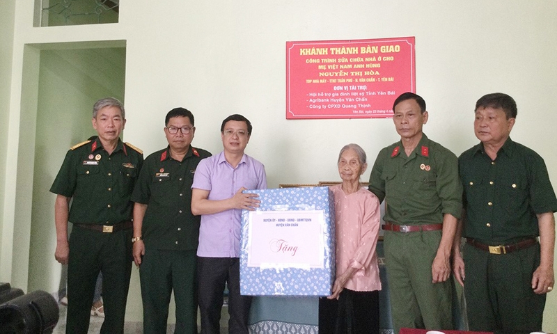 Văn Chấn (Yên Bái): Trao tiền hỗ trợ sửa sang nhà ở cho Mẹ Việt Nam anh hùng Nguyễn Thị Hòa