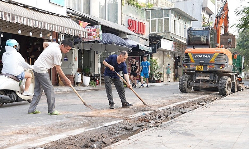 Tây Hồ (Hà Nội): Tổng vệ sinh môi trường với phương châm “đường sạch, cây xanh, Hồ Tây không rác”