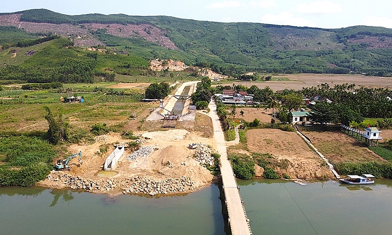 Quảng Ngãi: Nghi vấn nhà thầu lợi dụng thi công công trình để khai thác, sử dụng cát trái phép