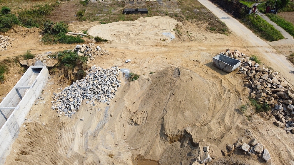 Quảng Ngãi: Nghi vấn nhà thầu lợi dụng thi công công trình để khai thác, sử dụng cát trái phép