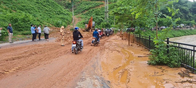Yên Lập (Phú Thọ): Khắc phục sự cố sạt lở tại Tỉnh lộ 313 do mưa gây ra