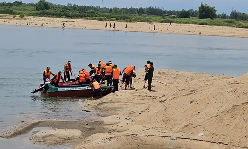 Phú Yên: 3 công nhân tử vong trong vụ lật xuồng trên sông Ba