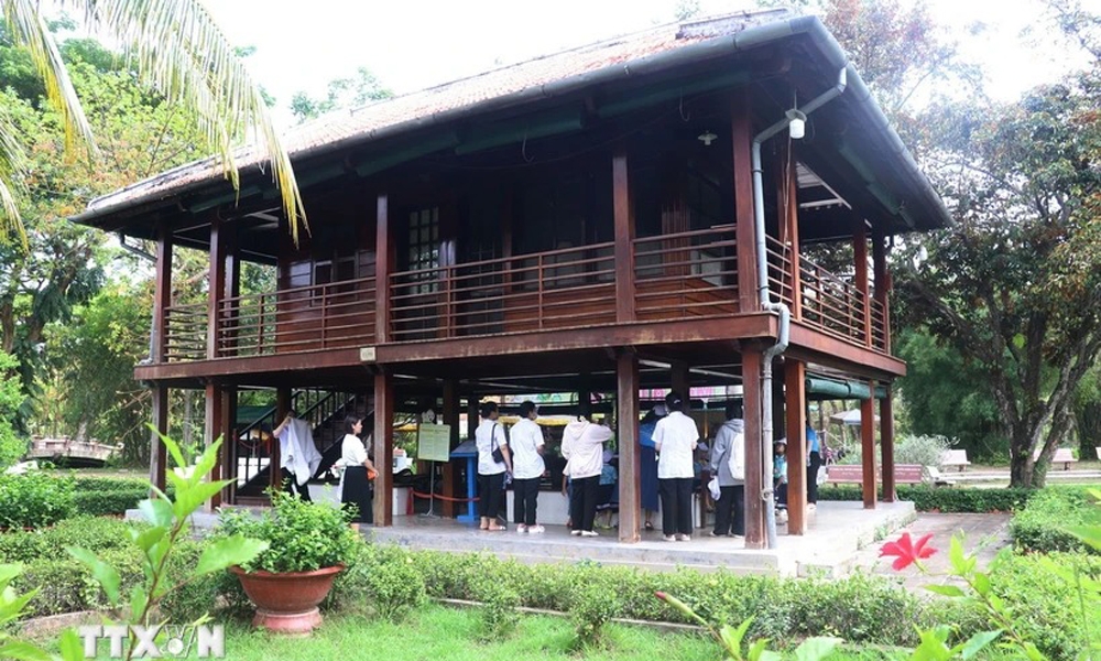 Đồng Tháp: Thăm Nhà sàn Bác Hồ trong Khu di tích Nguyễn Sinh Sắc