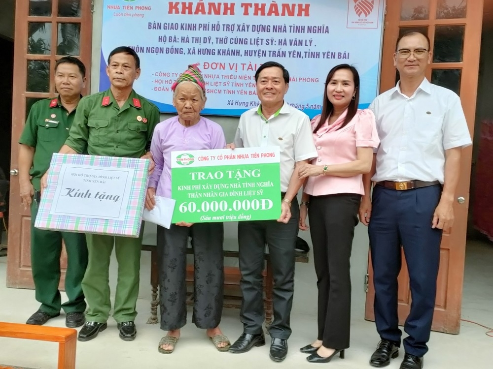 Yên Bái: Công ty Cổ phần Nhựa Thiếu niên tiền phong Hải Phòng trao 120 triệu đồng hỗ trợ làm 2 nhà tình nghĩa