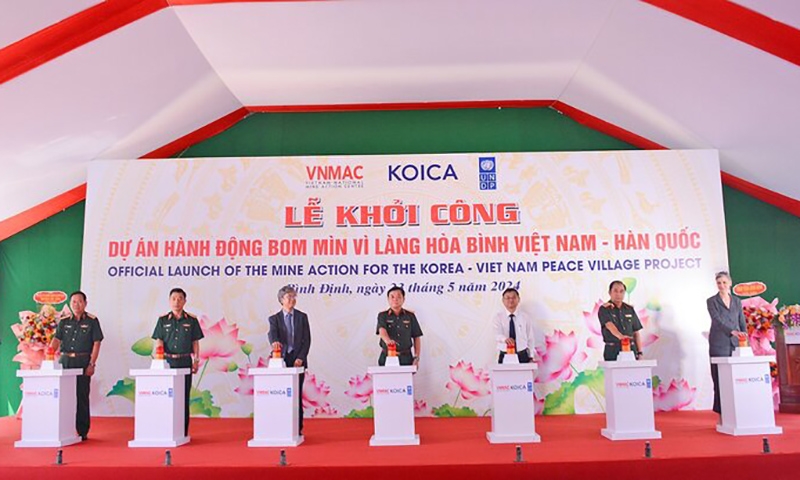 Khởi công dự án “Hành động bom mìn vì làng hòa bình Việt Nam – Hàn Quốc”