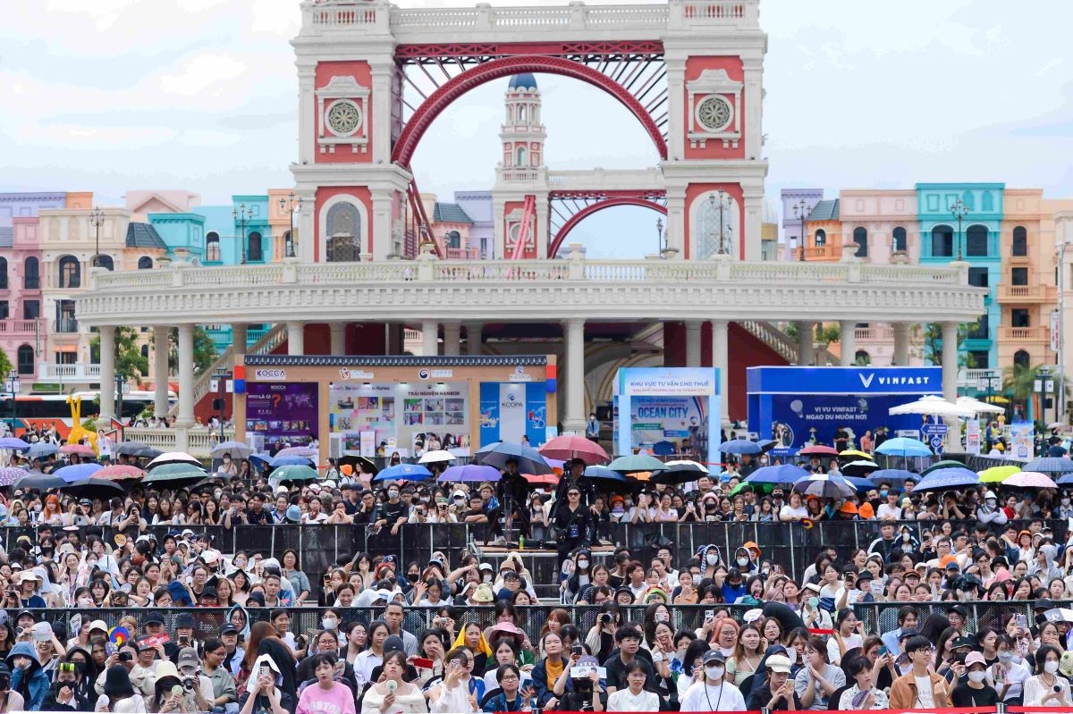 Giới trẻ Việt nức lòng khi dàn sao Hàn đổ bộ “Trung tâm Hàn Quốc mới tại Hà Nội”
