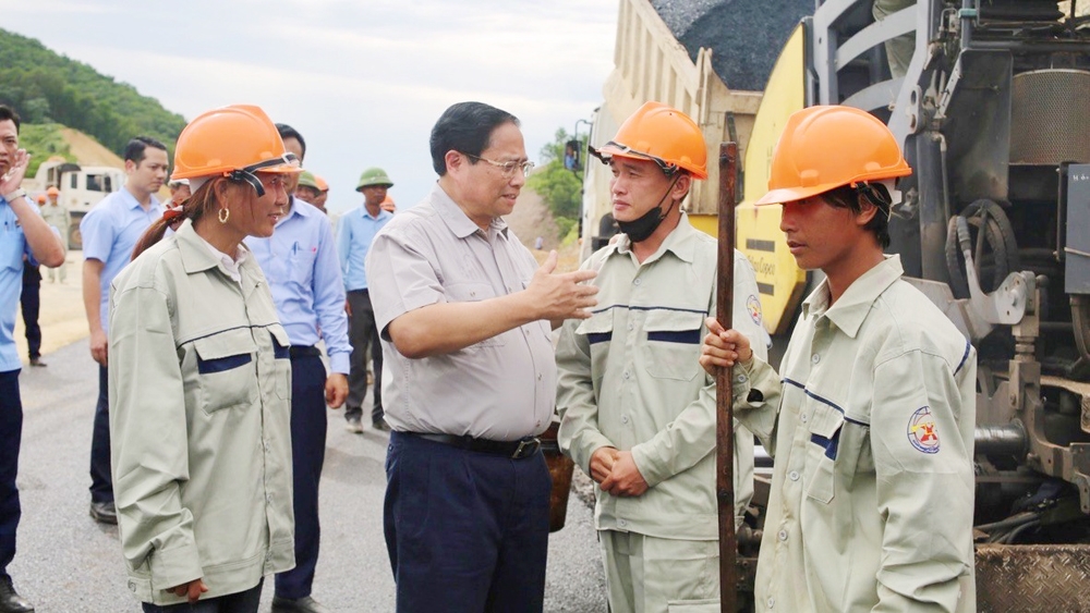 Thủ tướng Chính phủ Phạm Minh Chính khảo sát dự án giao thông trọng điểm tại Ninh Bình