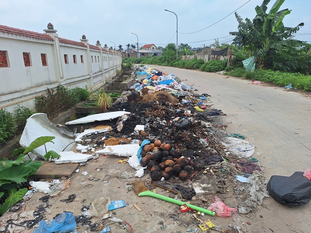 Hoài Đức (Hà Nội): Người dân “sống chung” với rác thải sinh hoạt và nước thải công nghiệp