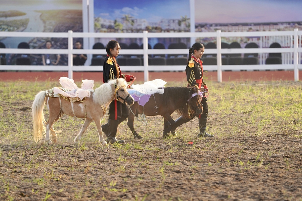 Choáng ngợp với màn ra mắt của Học viện cưỡi ngựa đầu tiên tại Việt Nam trên đảo Vũ Yên