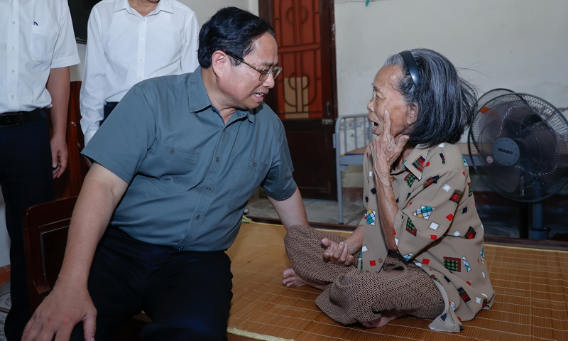 Thủ tướng thăm, tặng quà người có công và trẻ em, người khuyết tật tại Quảng Bình