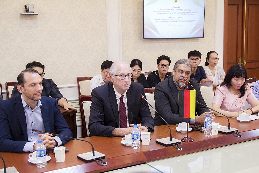 Trao tặng Bằng khen của Bộ trưởng Bộ Xây dựng cho Giám đốc dự án GIZ tại Việt Nam