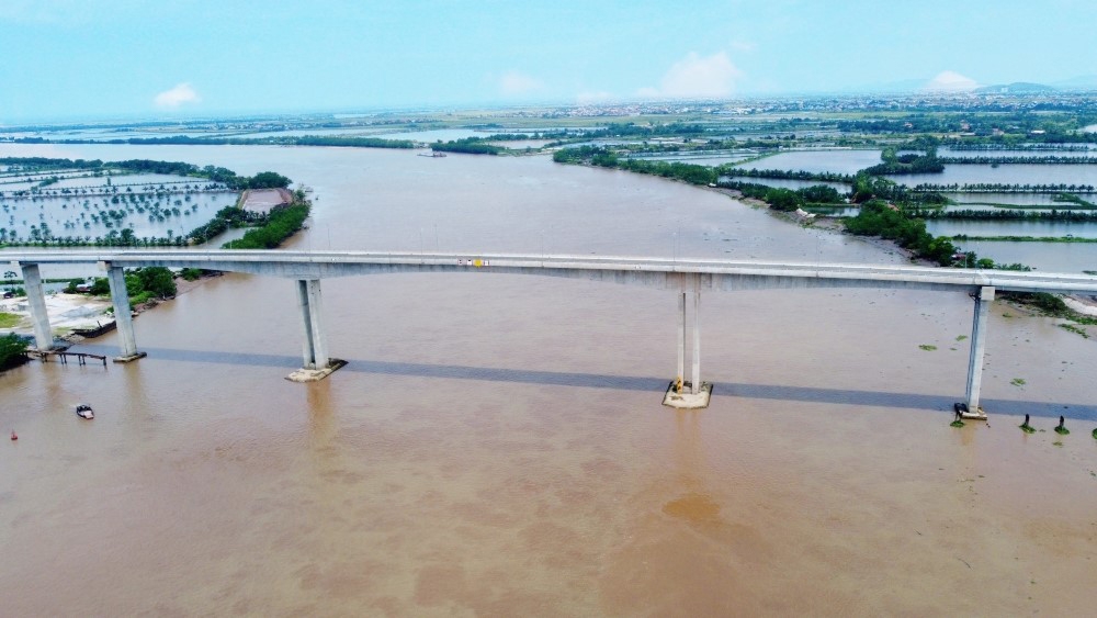 Vì sao cây cầu thuộc dự án nghìn tỷ ở Hải Phòng làm xong hơn 1 năm vẫn bỏ không?