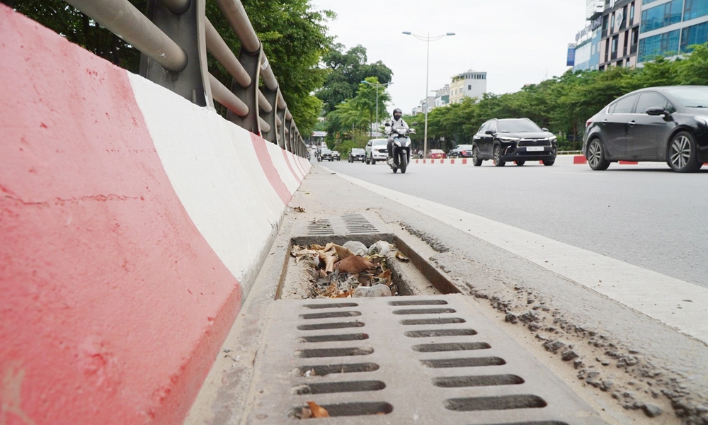 Hà Nội: Nắp cống trên đường Vành đai 2 xuống cấp, giăng “bẫy” người đi đường