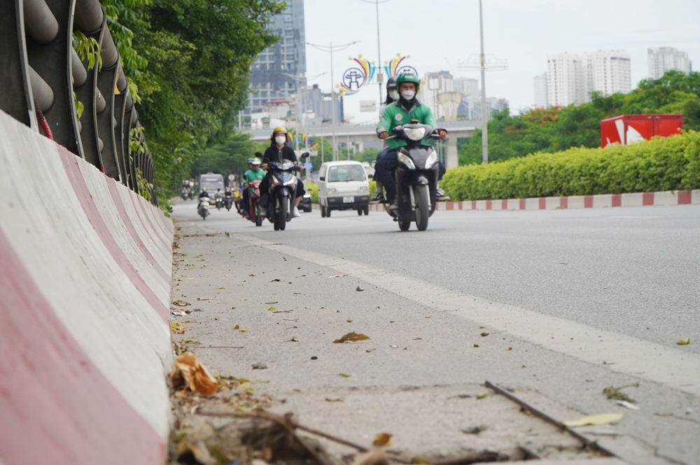 Hà Nội: Nắp cống trên đường Vành đai 2 xuống cấp, giăng “bẫy” người đi đường