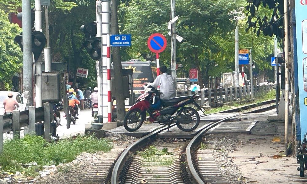 Hà Nội: Vi phạm hành lang an toàn đường sắt vẫn tái diễn