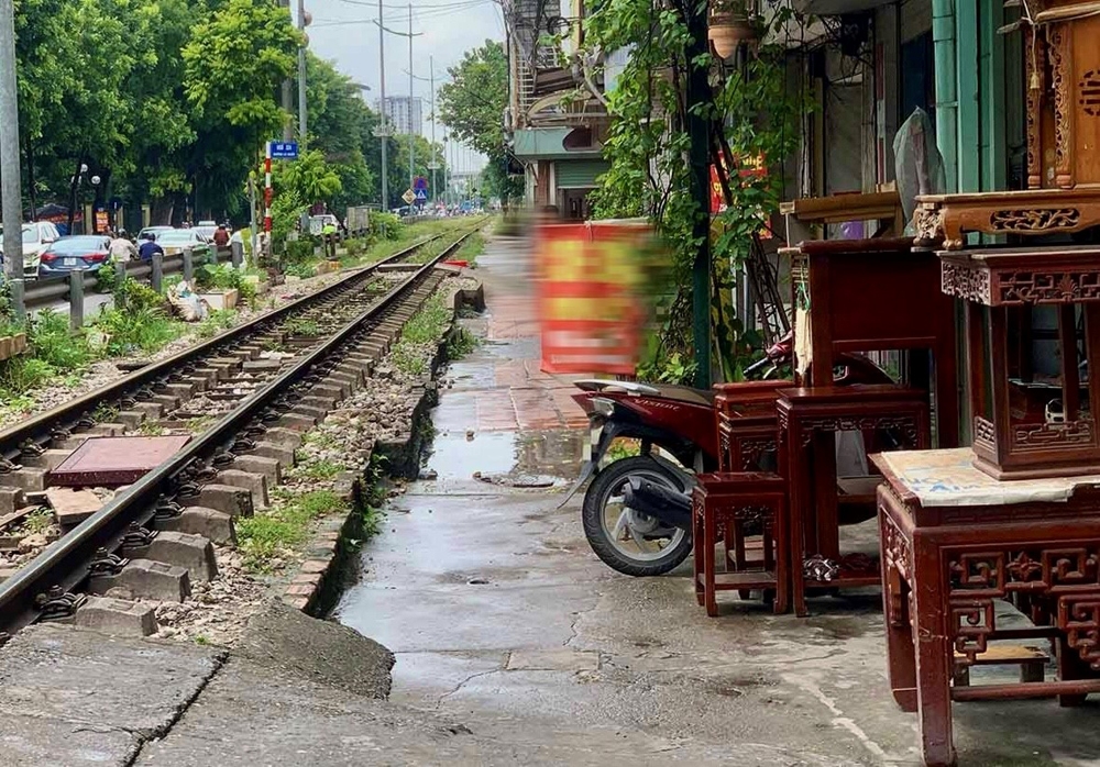 Hà Nội: Vi phạm hành lang an toàn đường sắt vẫn tái diễn