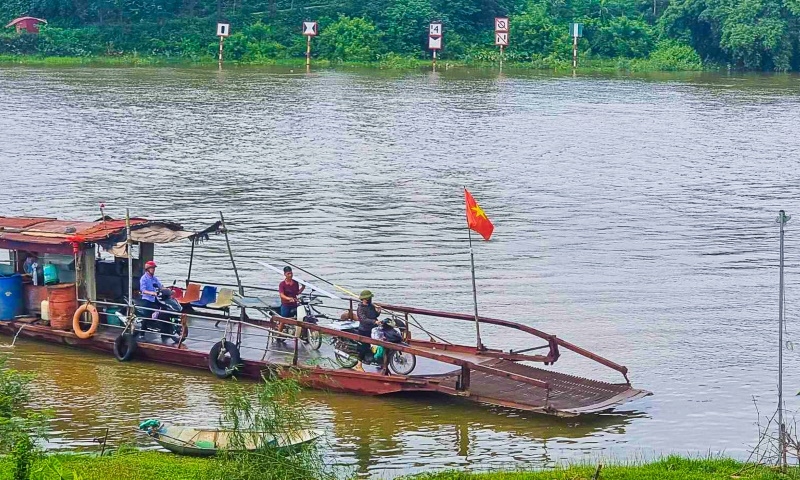 Bắc Giang: Cầu hoàn thành gần 1 năm nhưng người dân qua sông vẫn phải “lụy đò”