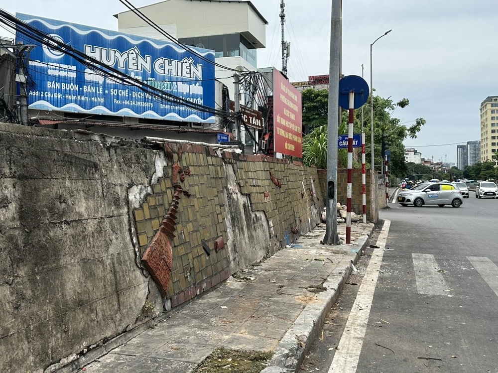 Hà Nội: “Con đường gốm sứ” xuống cấp nghiêm trọng