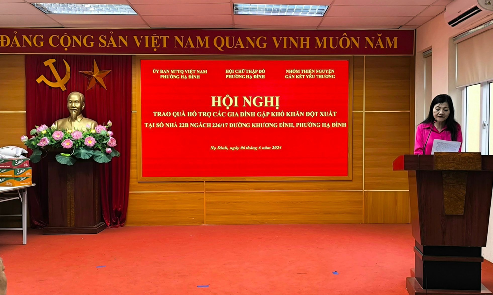 Hà Nội: Phường Hạ Đình trao tặng quà cho các gia đình gặp khó khăn đột xuất tại số nhà 22B