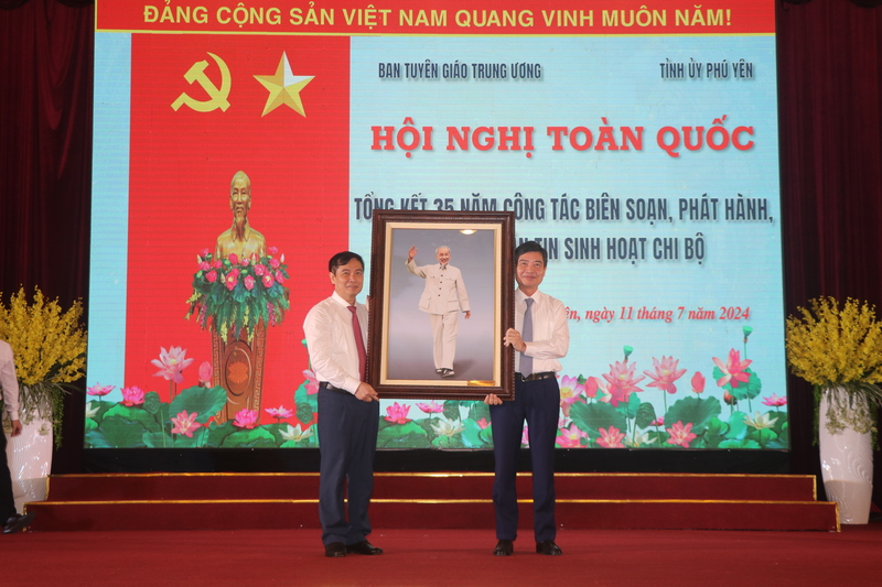 Hội nghị toàn quốc tổng kết 35 năm công tác biên soạn, phát hành, sử dụng Bản tin sinh hoạt Chi bộ