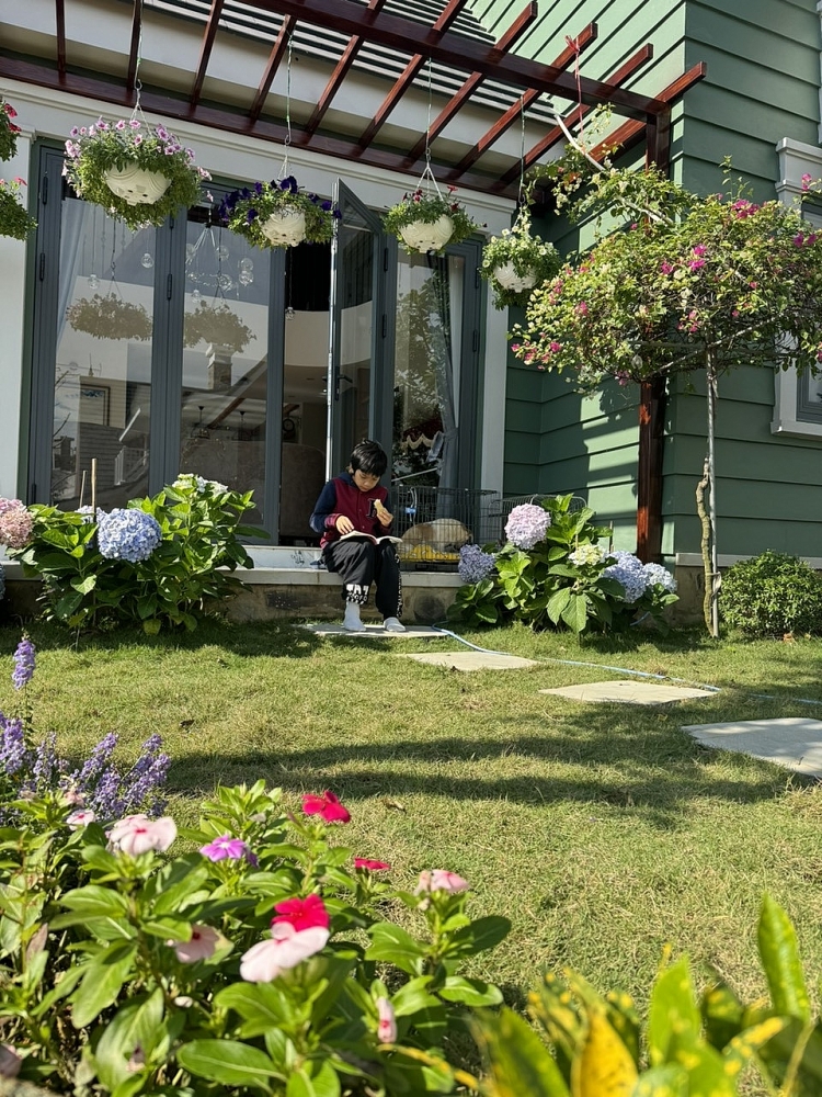 Vợ chồng tiến sĩ Toán bỏ phố về quê, dựng nhà vườn đẹp mê ở ngoại ô Hà Nội