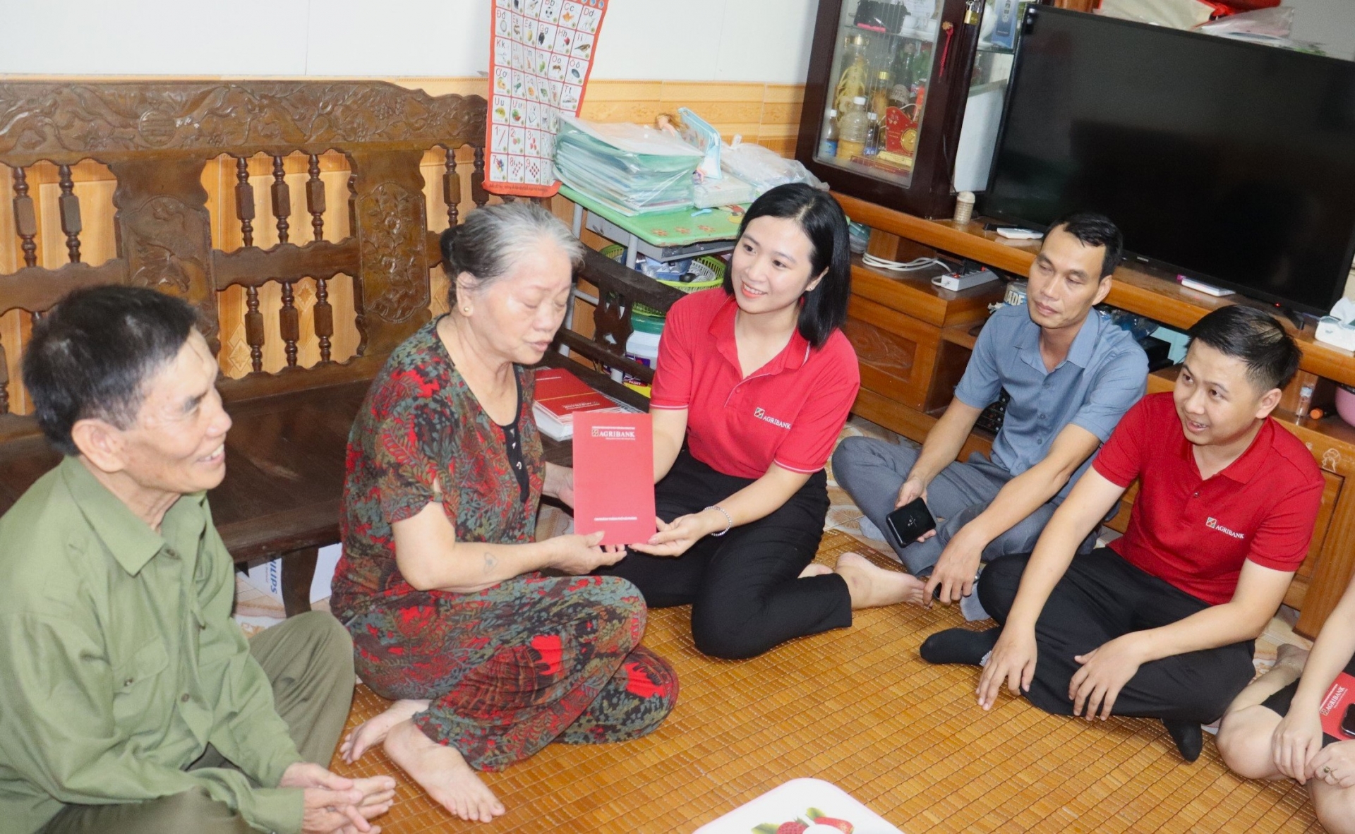 Đoàn Thanh niên Agribank Hải Phòng thăm, tặng quà gia đình người có công tại Hải Phòng