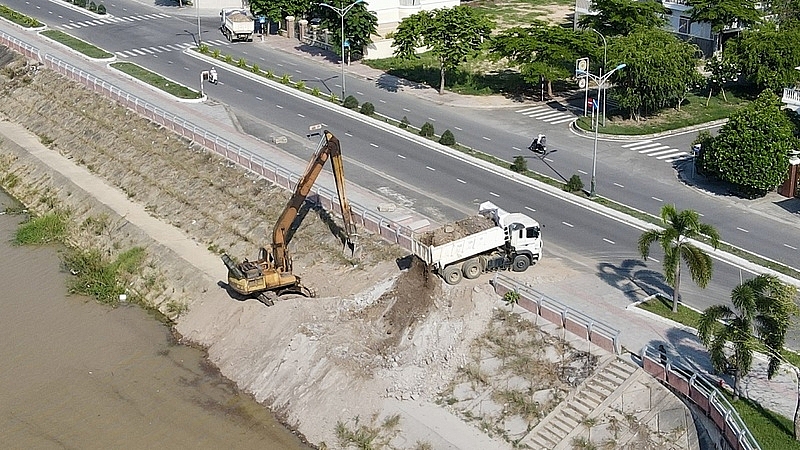 Khánh Hòa: Xe ben chở đất vượt thùng “tung hoành” ở thị trấn Diên Khánh