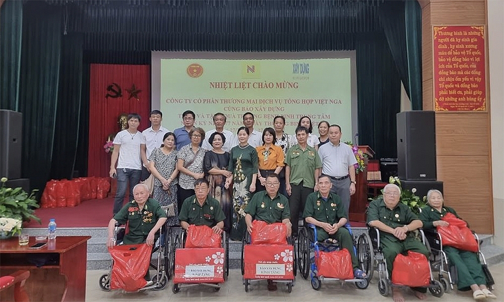 Báo Xây dựng và Công ty CP Thương mại Dịch vụ Tổng hợp Việt Nga thăm, tặng quà tri ân các thương binh tại Trung tâm Điều dưỡng thương binh Duy Tiên
