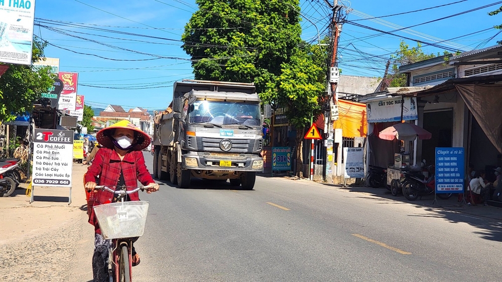 Quảng Ngãi yêu cầu chủ đầu tư cao tốc đảm bảo an toàn giao thông, vệ sinh môi trường trong quá trình vận chuyển vật liệu