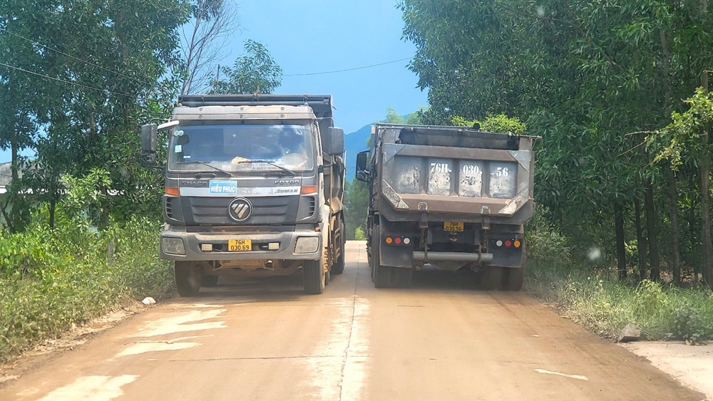 Quảng Ngãi yêu cầu chủ đầu tư cao tốc đảm bảo an toàn giao thông, vệ sinh môi trường trong quá trình vận chuyển vật liệu